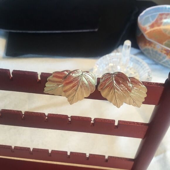 $10 ea or 3/$20 Goldtone Leaf Earrings - Picture 10 of 10